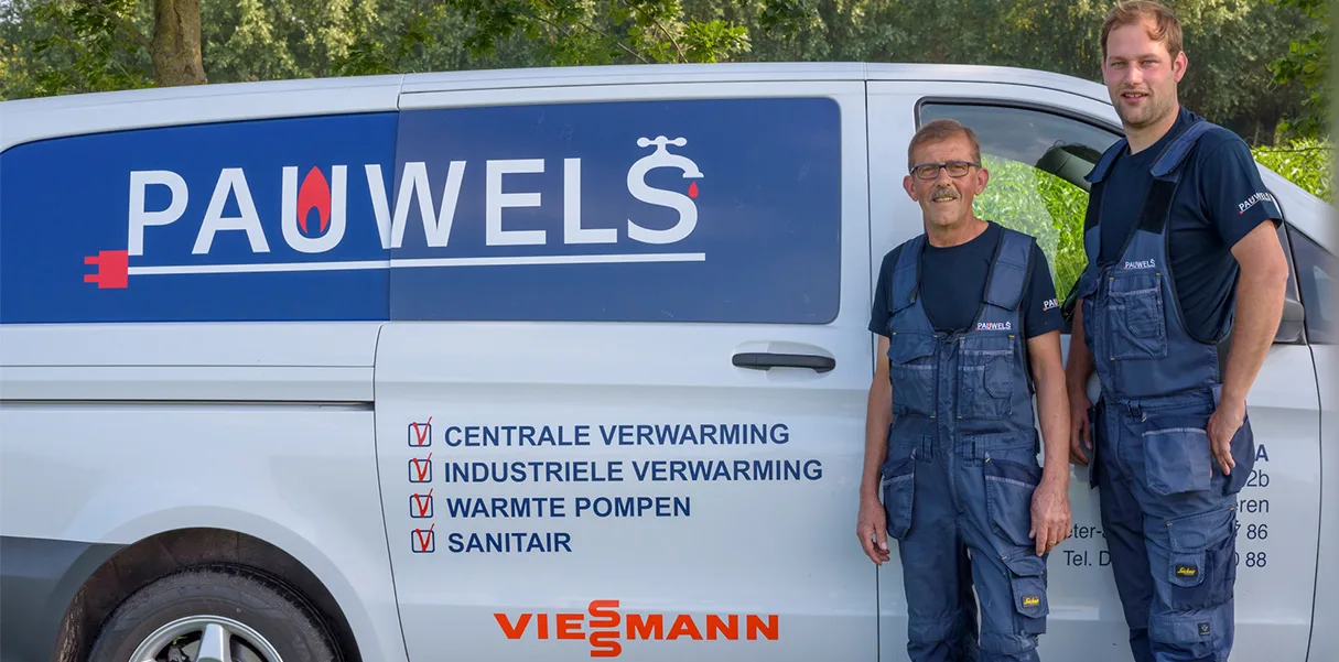 Dirk en Pieter-Jan van Pauwels bij hun bestelwagen