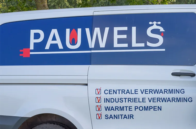 De bestelwagen van Pauwels met het logo en de diensten